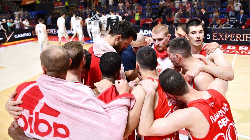 Košarkaši Crvene zvezde slave pobedu (©MN Press)