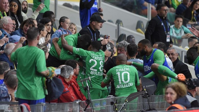Fudbaleri Sent Etjena proslavljaju gol sa navijačima (©AFP)