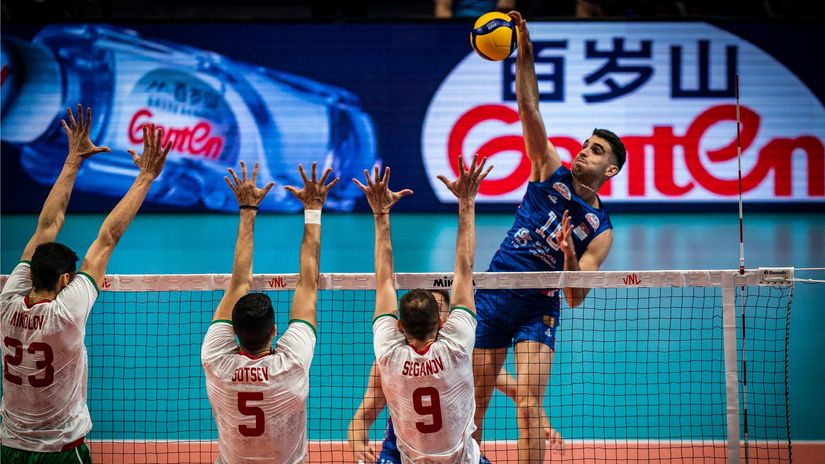 Miran Kujundžić smečuje (FIVB)