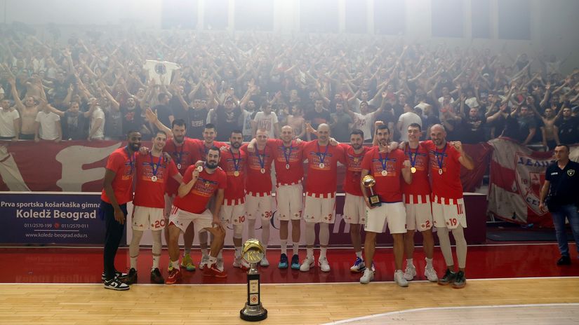 Košarkaši Crvena zvezde sa peharom (Foto: Starsport)