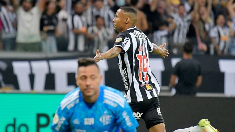 Ademir Santos postiže gol pored nemoćnog Dijega Alvesa (©Reuters)