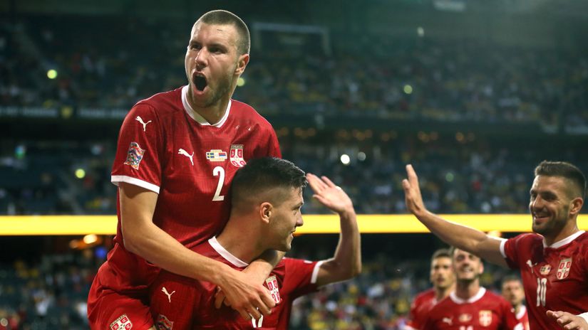 Pavlović na ramenima Luke Jovića posle gola Srbije u Švedskoj (© MN Press)