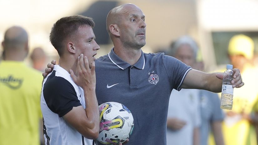 Stolica i mladi Stašević (© FK Partizan)