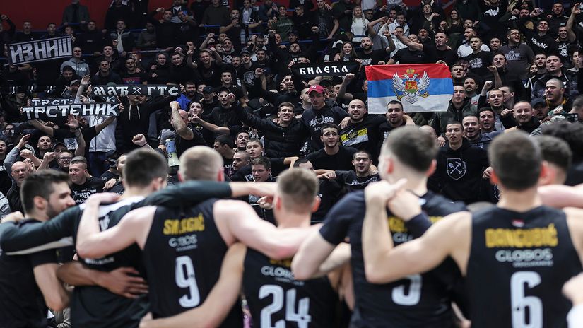 Košarkaši i navijači Partizana (©STARSPORT)