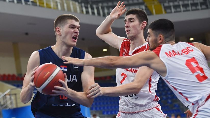 Mihailo Mušikić protiv Švajcarske (©fiba.basketball)