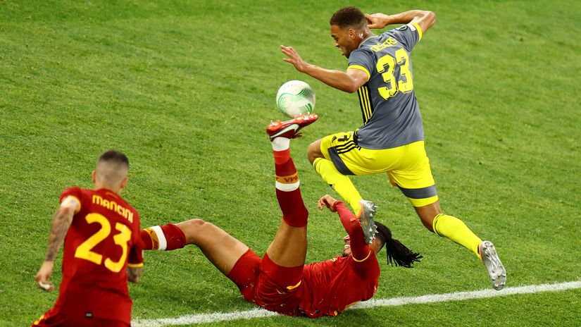 Siril Desers protiv Rome na finalu Lige konferencije (© Reuters)