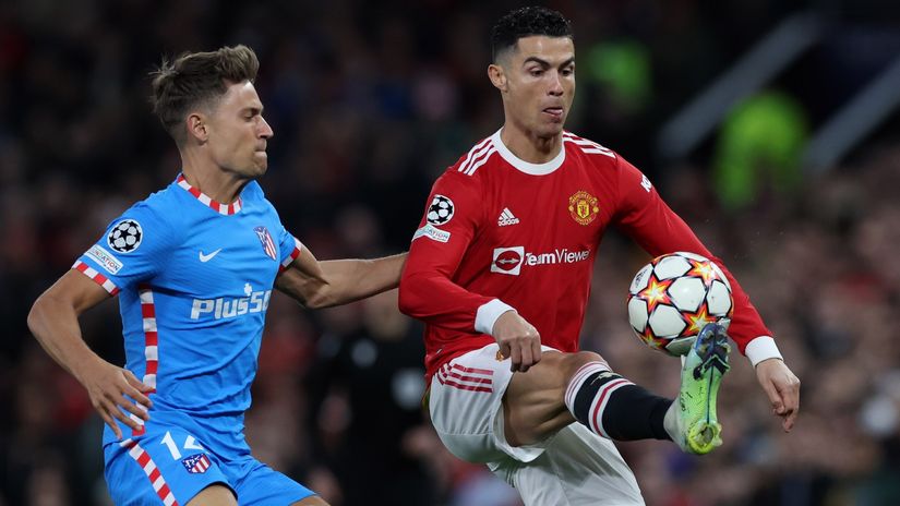 Kristijano Ronaldo u duelu sa Markosom Ljorenteom iz Atletika prošle sezone na Old Trafordu (©Reuters)