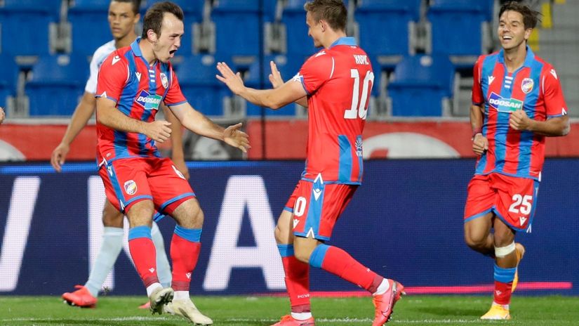 Kapiten Plzenja Jan Kopic proslavlja gol sa saigračima