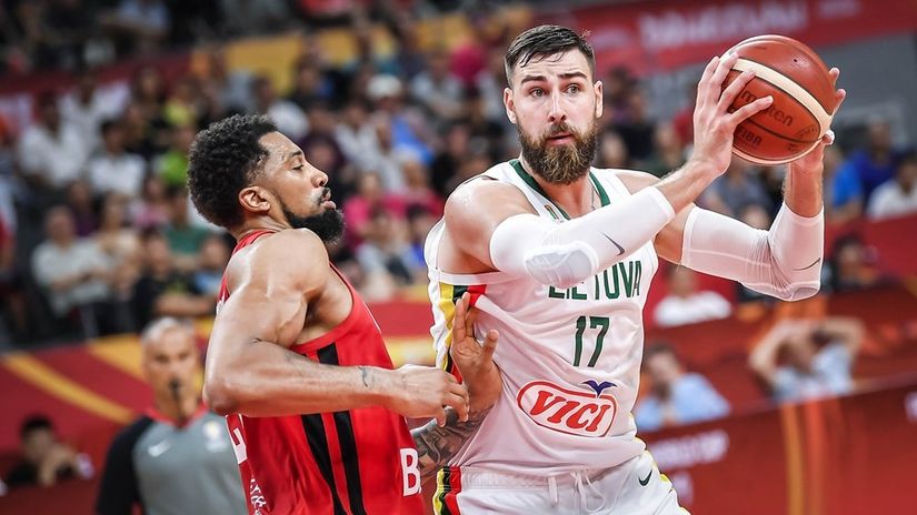 Valančijunas sa loptom (© FIBA.com)