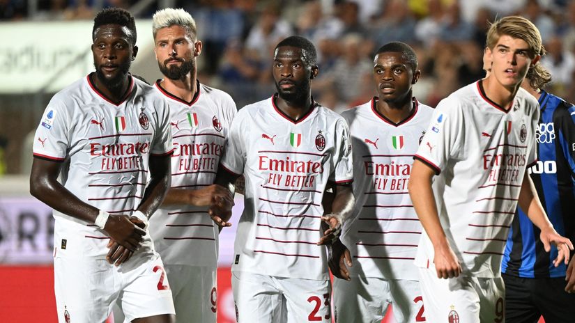 Fudbaleri Milana (Reuters)