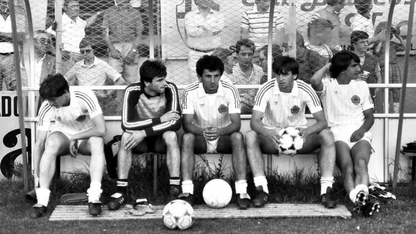 Nenad Gračan, Fahrudin Omerović, Dragoljub Brnović, Emir Džinović i Mitar Mrkela na klupi olimpijske reprezentacije Srbije, juna 1983.