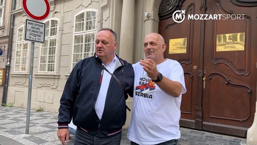 Veselo na ulicama Praga: Srbi polako pristižu, pesmom oduševili sve turiste