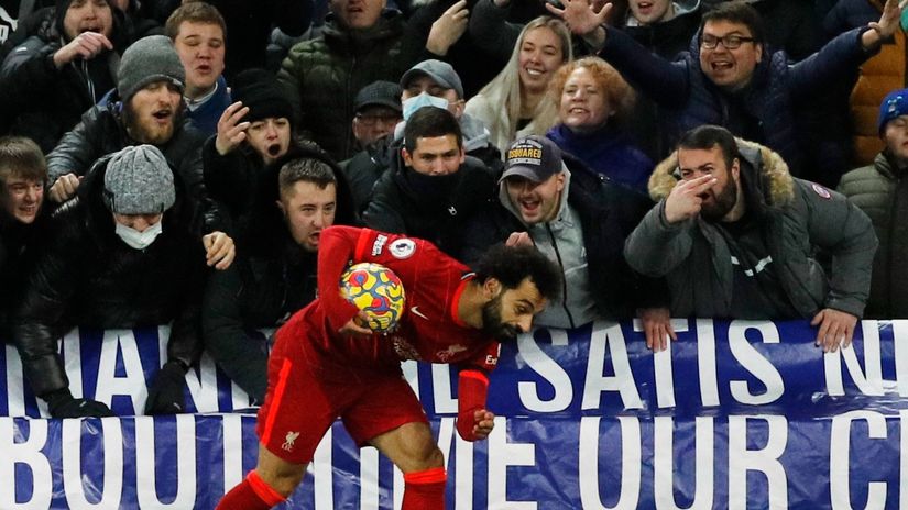 Mohamed Salah ispred navijača Evertona (©Reuters)