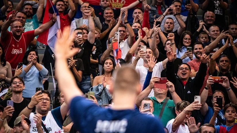Nikola Jokić pozdravlja navijače (©FIBA Basketball)