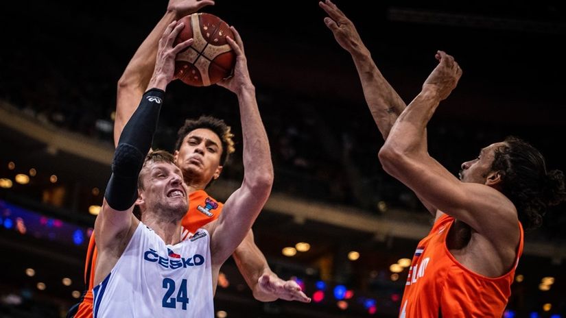 Jan Veseli protiv Holandije (©fiba.basketball)