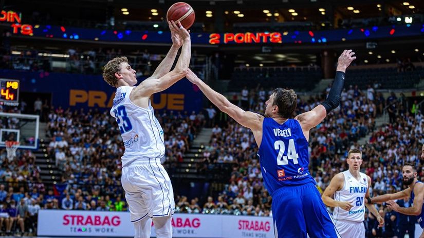 Lauri Markanen i Jan Veseli (©fiba.basketball)