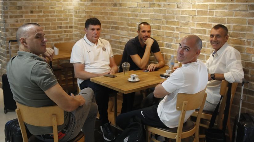 Petrić sa saradnicima pred polazak za Češku (© FK Partizan/Miroslav Todorović)