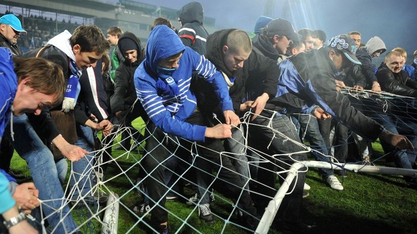 Divljanje navijača Zenita tokom meča sa Dinamom (©AFP)