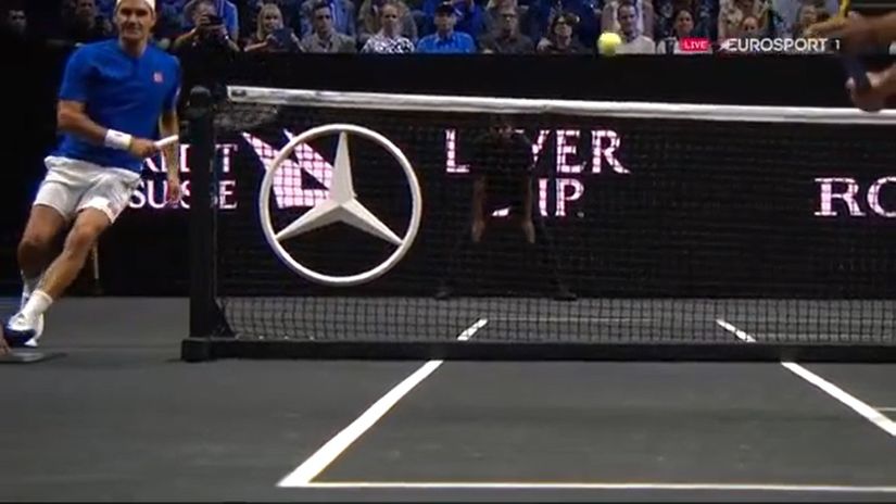 Ovo nije moguće režirati: Federer "poentirao" kroz malu pukotinu između stuba i mreže (VIDEO)