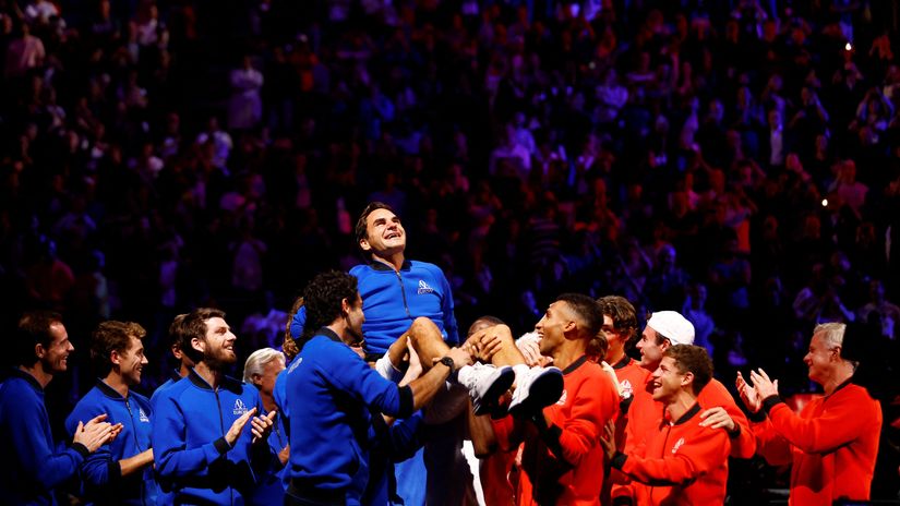 Igrači dva tima nose Rodžera Federera (©Reuters)