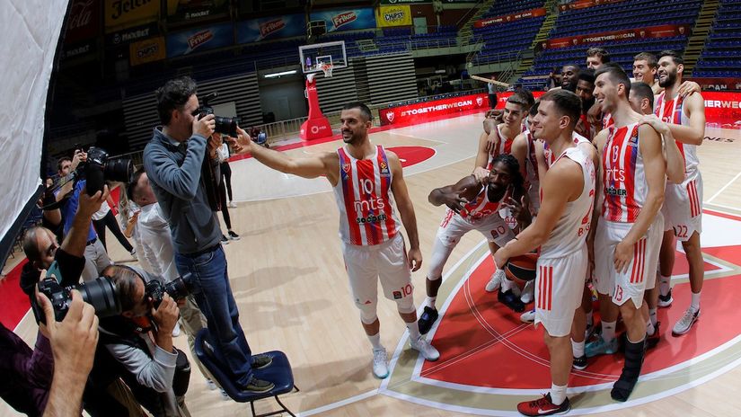 Košarkaši Crvene zvezde i Ognjen Dobrić sa longetom na nozi (©Starsport)