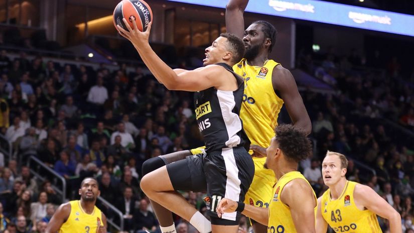 Dante Egzum sa loptom (Foto: Tviter/Partizan)