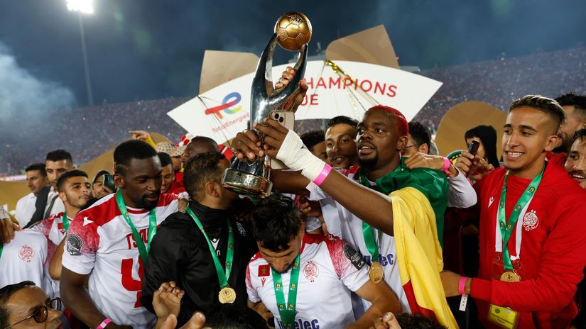 Fudbaleri Vidad Kazablanke sa trofejem Lige šampiona (©Reuters)