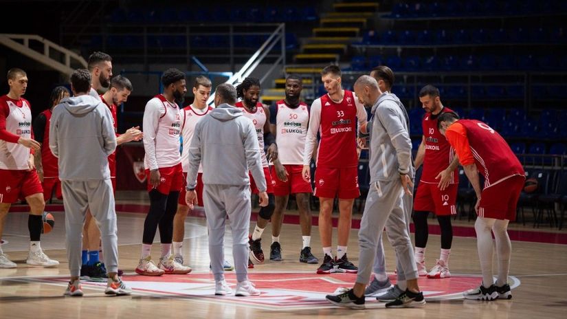 Vladimir Jovanović sa pomoćnicima i košarkašima Zvezde (©KK Crvena zvezda)