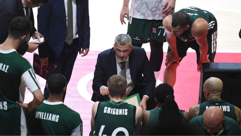 Dejan Radonjić sa košarkašima Panatinaikosa (©MN Press)