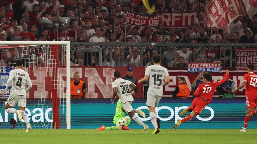 Detalj sa prvog meča kad Sane postigne gol (© Reuters)