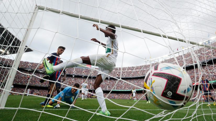 Fudbaleri Elčea su navikli da primaju golove ove sezone (©Reuters)