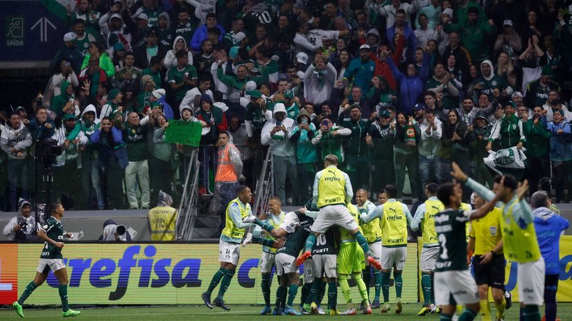 Fudbaleri Palmeirasa proslavljaju pogodak pred navijačima (Foto: Reuters)
