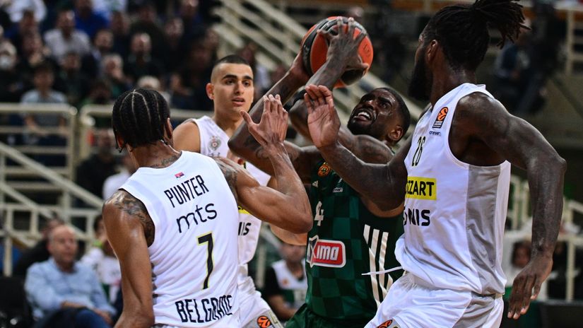 Bejkon u duelu sa igračima Partizana (© MN Press)