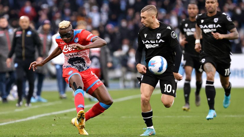 Viktor Osimen (Napoli) i Đerard Deulofeu (Udineze)