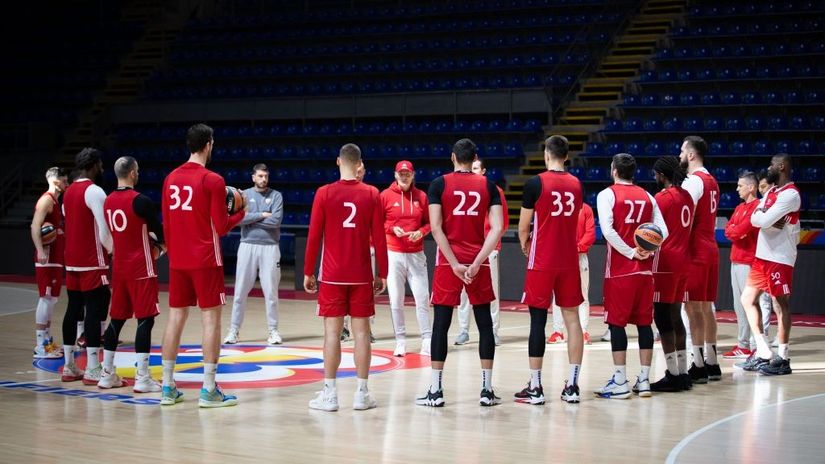 Košarkaši Crvene zvezde i trener Duško Ivanović (©KK Crvena zvezda)