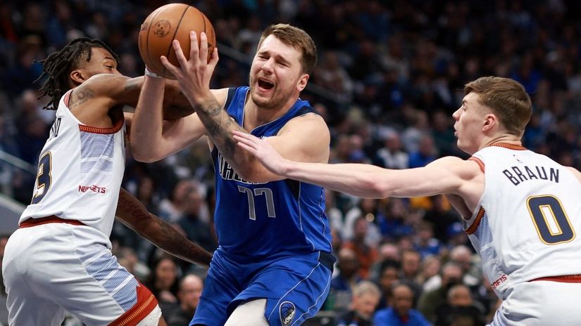 Luka Dončić u sendviču dvojice košarkaša Denvera (©AFP)