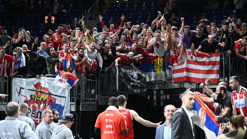 Navijači Crvene zvezde pozdravljaju prvotimce posle pobede u Berlinu (©Starsport)