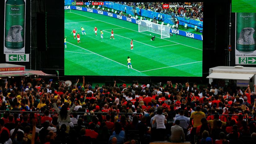 Navijači gledaju okršaj Brazila i Švajcarske 2018. godine (©Reuters)