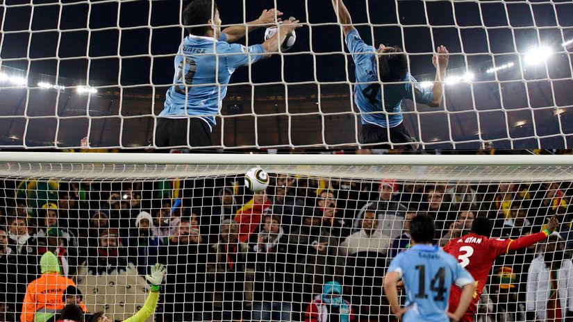 Suarez igra rukom na gol liniji / Đan pogađa prečku iz penala (Reuters)