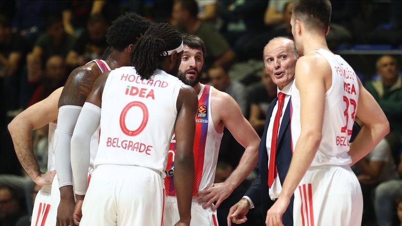 Košarkaši Crvene zvezde sa trenerom Ivanovićem (Foto: MN Press)