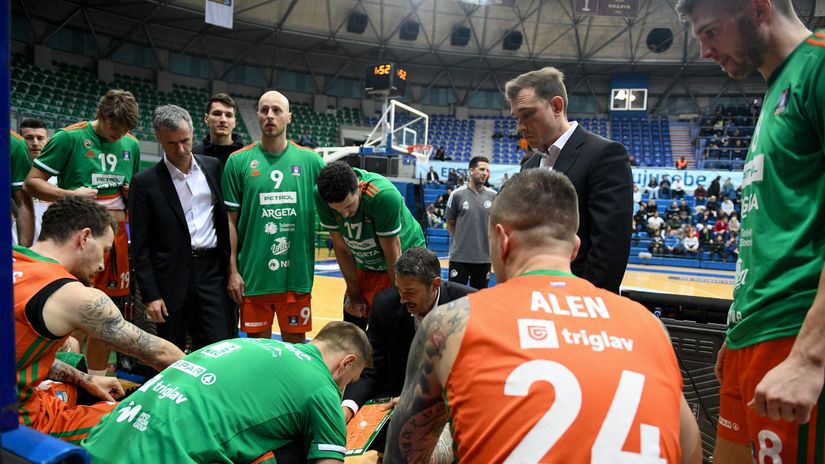 Košarkaši Cedevite Olimpije i trener Jurica Golemac (Foto: ABA League/Cibona/Marin Susic)
