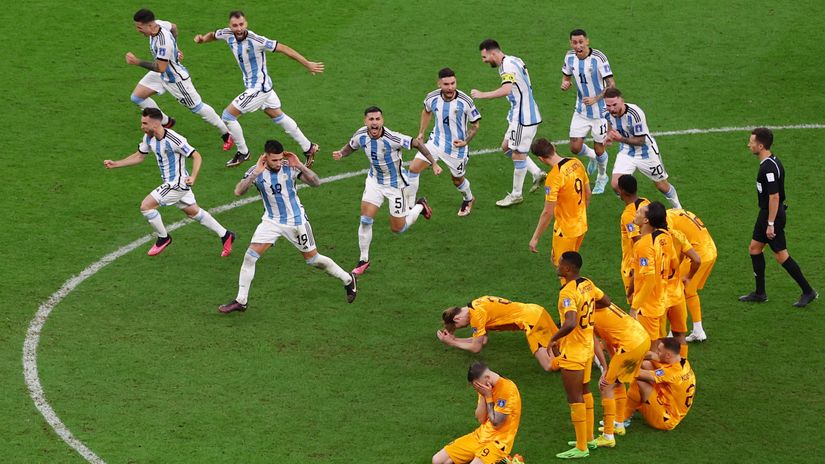 Momenat kada Lautaro postiže penal, a igrači Argentine slave (©Reuters)