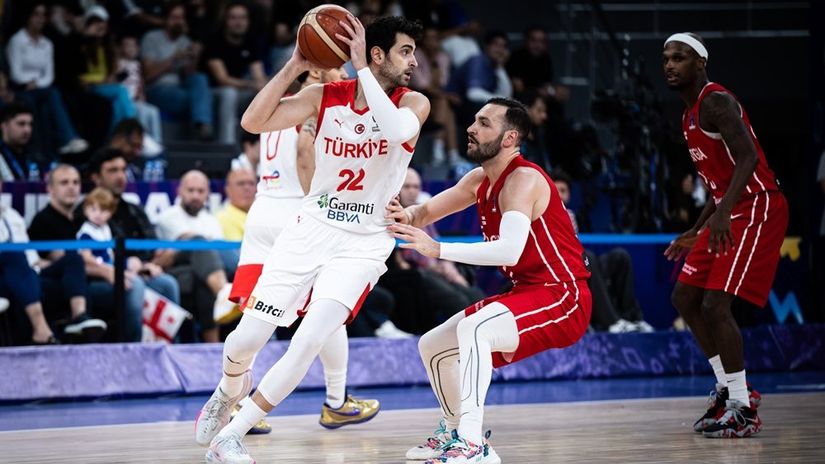 Furkan Korkmaz i Duda Sanadze (©fiba.basketball)