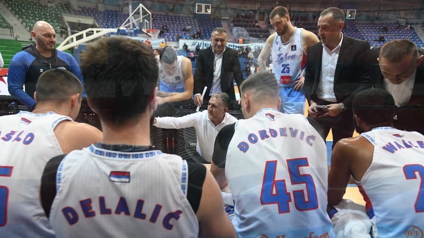 Košarkaši Igokee sa trenerom Draganom Bajićem (©ABA League/Cibona/Marin Susic)
