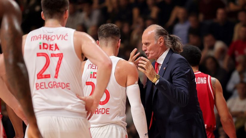 Duško Ivanović sa košarkašima Crvene zvezde (©Starsport)