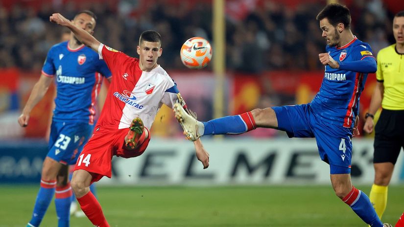 Vladimir Miletić u borbi za loptu sa Mirkom Ivanićem (© Star sport)