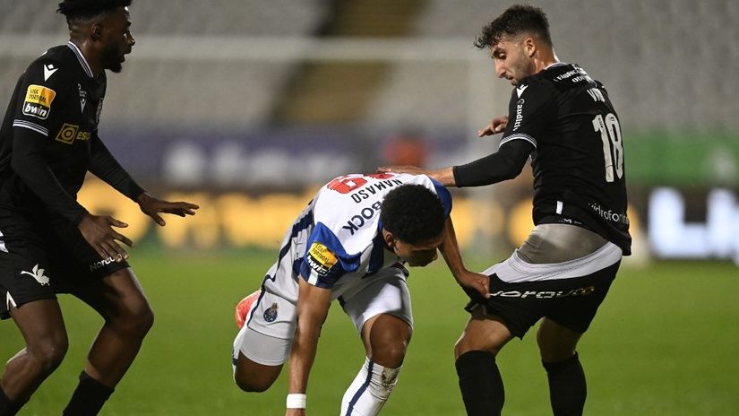 Fudbaler Kasa Pije Vito Pereira (desno) protiv Porta u prošlom kolu je na kratko ostao bez šortsa (©AFP)