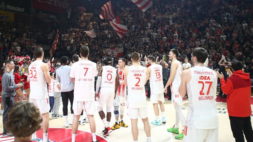 Košarkaši Crvene zvezde pozdravljaju navijače (©MN Press)