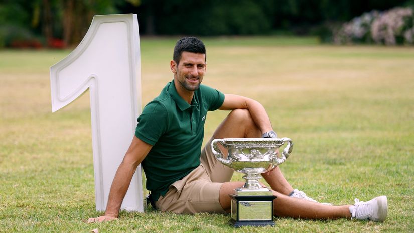 Novak Đoković sa 10. trofejem u Meburnu (©Reuters)