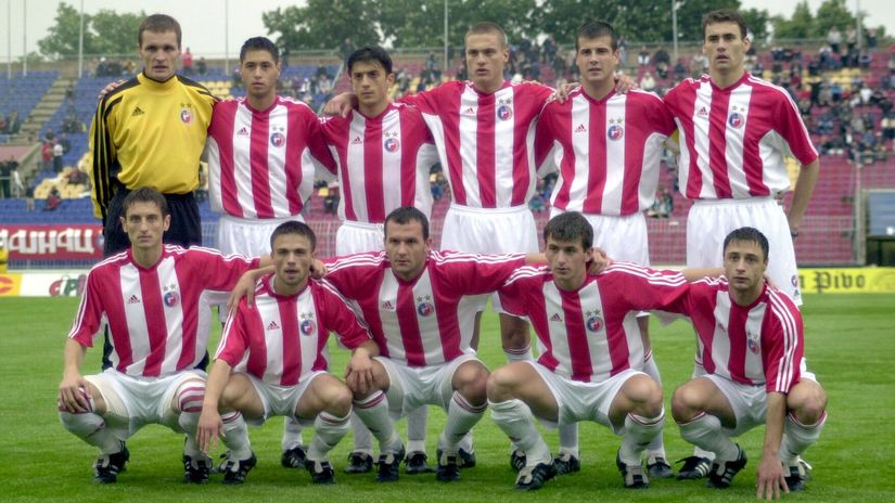 Mihajlo Pjanović i Nemanja Vidić na timskoj slici iz 2002. godine (©MN Press)